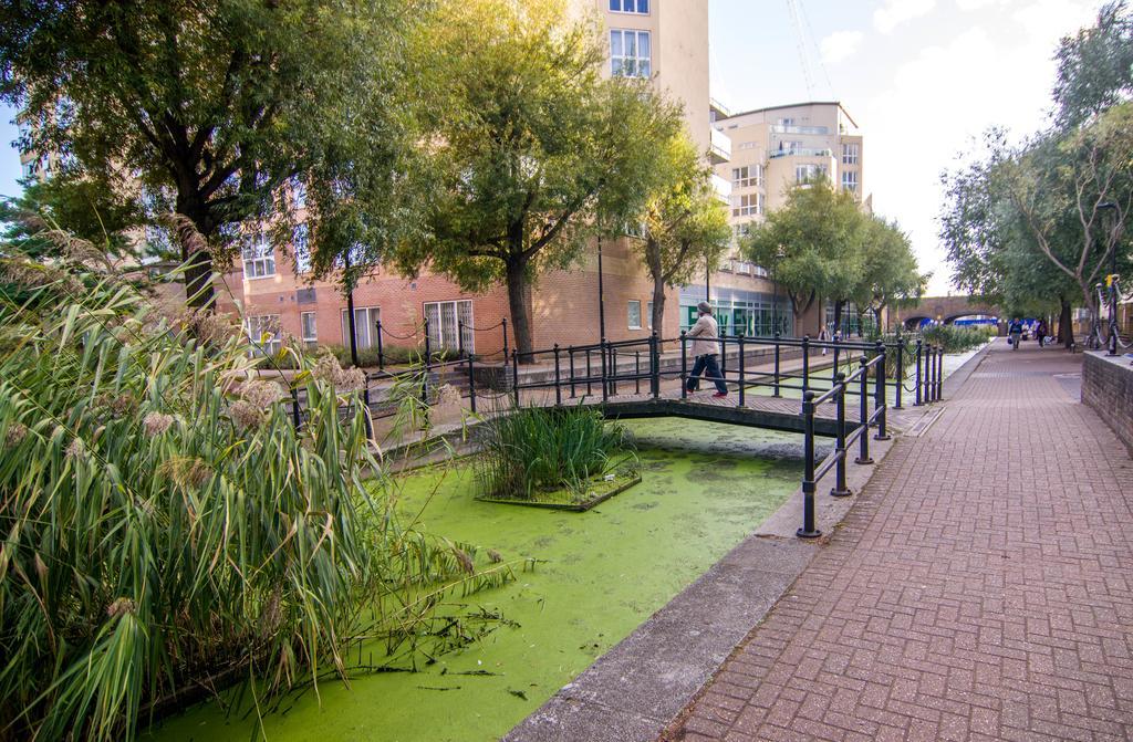 Apartment Wharf - Water Gardens Londen Buitenkant foto