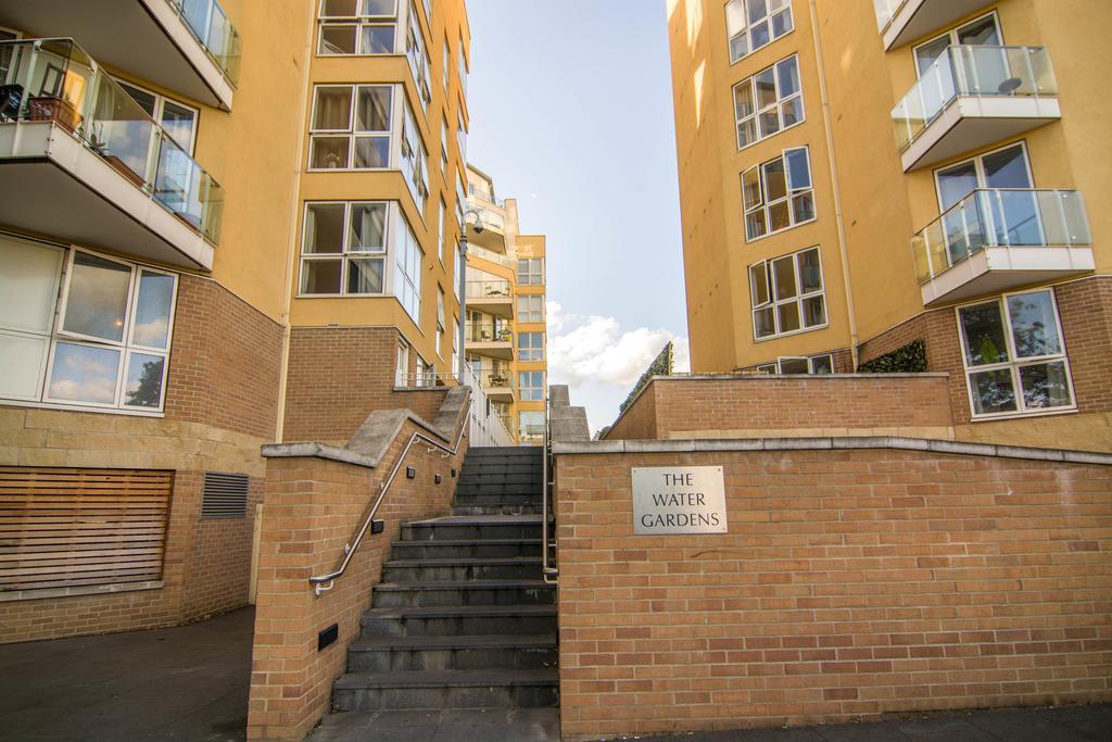 Apartment Wharf - Water Gardens Londen Buitenkant foto