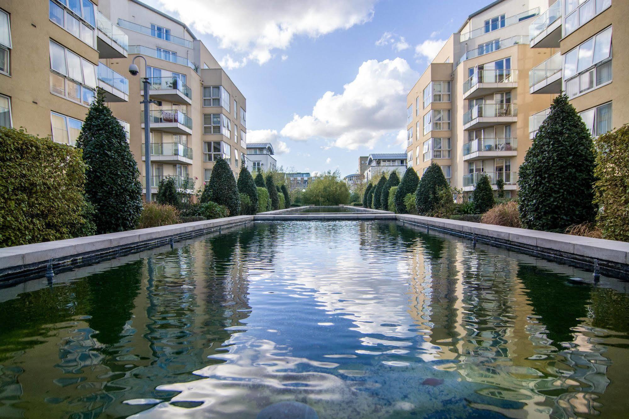 Apartment Wharf - Water Gardens Londen Buitenkant foto